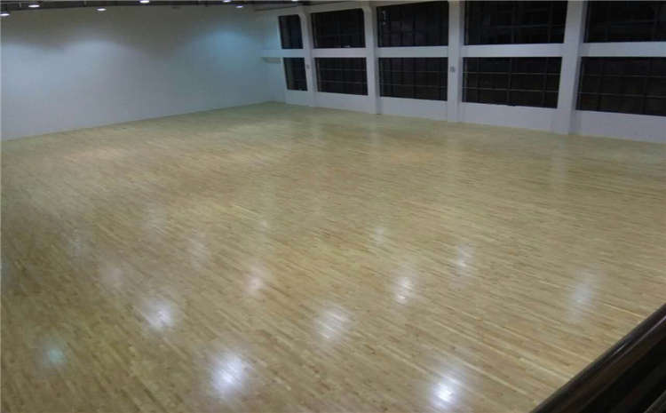 松木風雨操場地板怎么保養?