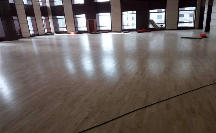 楓木風雨操場運動地板品牌廠家