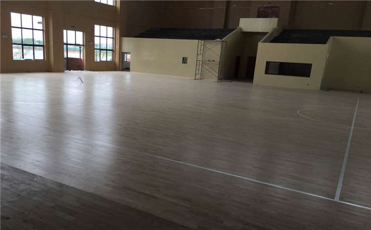 五角楓體育木地板價格是多少錢？